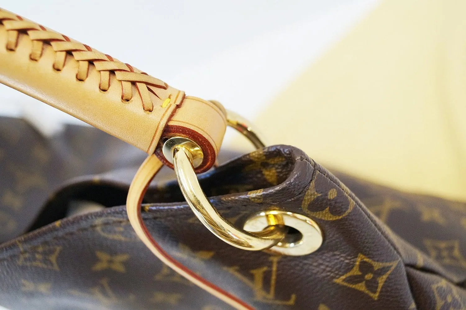 LOUIS VUITTON Artsy MM Monogram Canvas Tote Handbag
