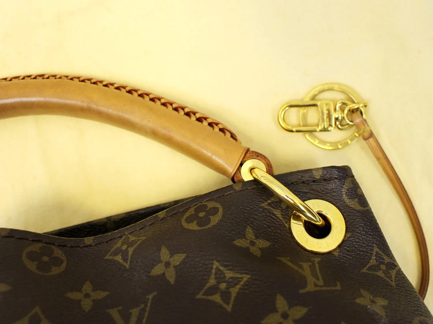LOUIS VUITTON Artsy MM Monogram Canvas Tote Handbag