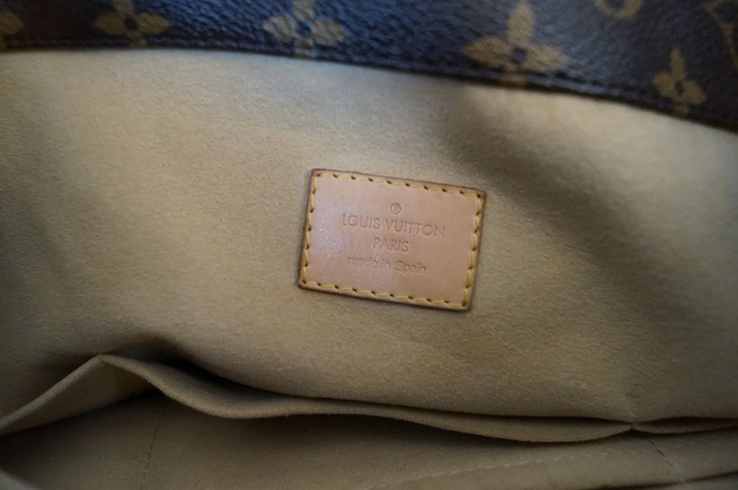 LOUIS VUITTON Artsy MM Monogram Canvas Tote Handbag