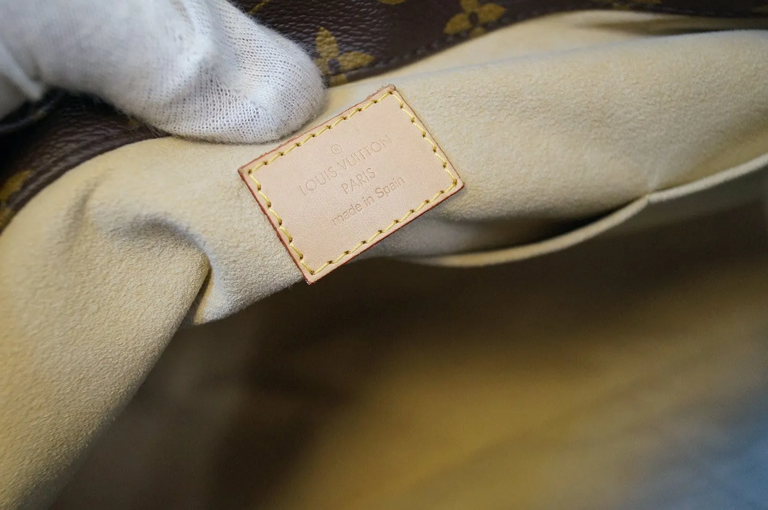 LOUIS VUITTON Artsy MM Monogram Canvas Tote Handbag